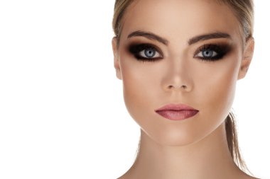 genç yetişkin kadın güzel yüzü