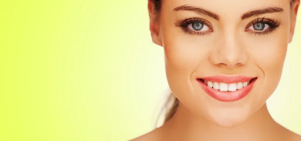 Retrato de close-up de menina bonita jovem com pele perfeita em amarelo — Fotografia de Stock