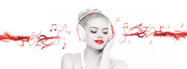 Güzel bir kadın müzik dinliyor.