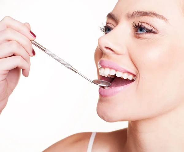 Mulher verificando sua saúde dentária — Fotografia de Stock