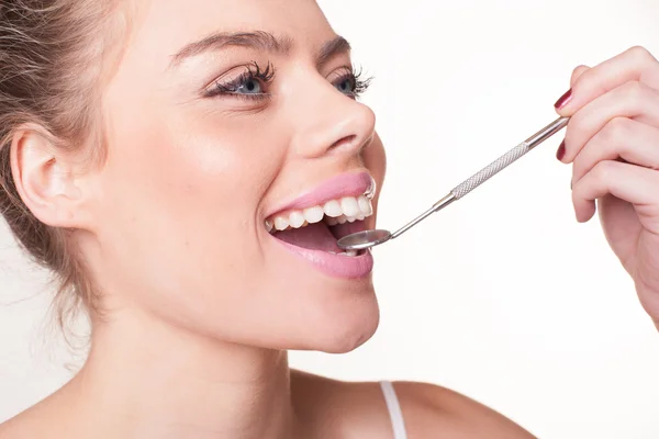 Mulher atraente com belos dentes brancos — Fotografia de Stock