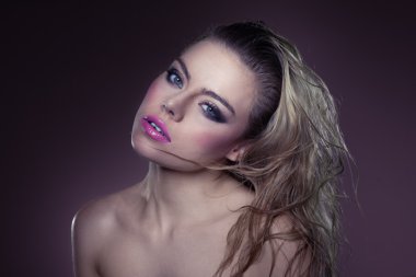 tousled saçlı güzel seksi sarışın