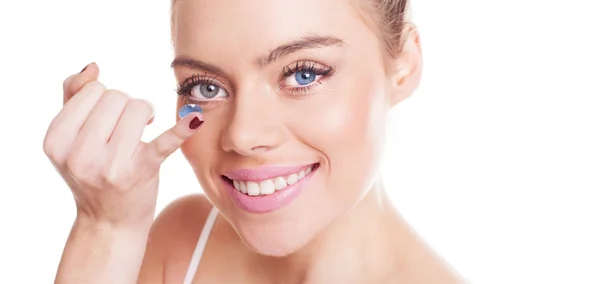 Beautiful woman inserting a contact lens — Stock Photo, Image