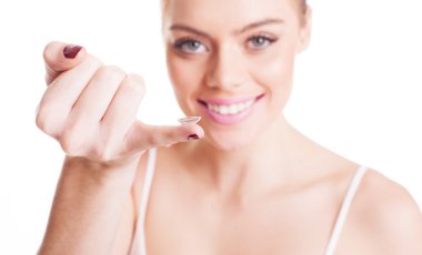 Kontakt lens ile güzel bir kadın