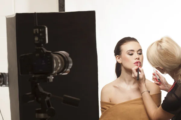 Beautiful model preparing for a photo shoot — Stock Photo, Image