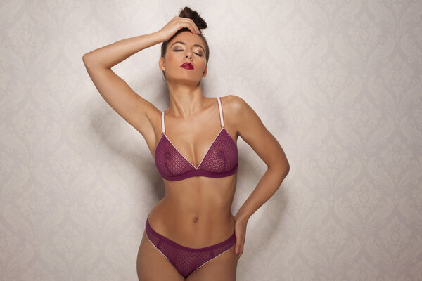 Соблазнительная сексуальная женщина в модном фиолетовом белье
