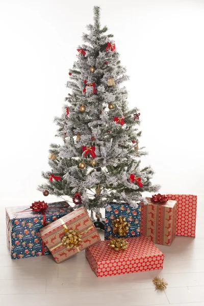 Díszdobozok csomagolva a karácsonyfa alatt — Stock Fotó