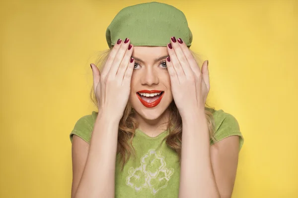 Brincalhão rindo elegante jovem mulher — Fotografia de Stock