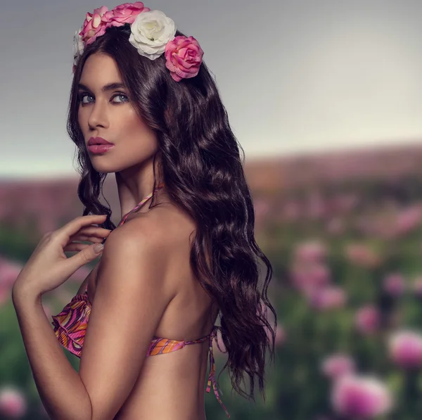 Mujer exótica con flores en el pelo —  Fotos de Stock