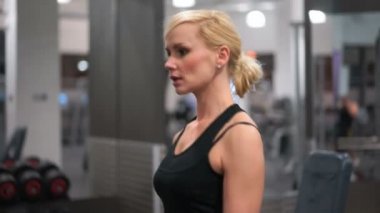 güçlü genç sarışın bir kadın bir spor salonunda uygun