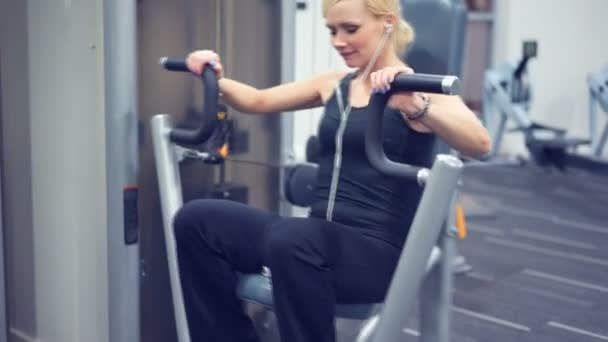 Mujer joven haciendo ejercicios en el pecho — Vídeo de stock