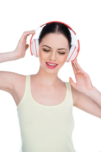 Glad ung kvinna lyssnar på musik — Stockfoto