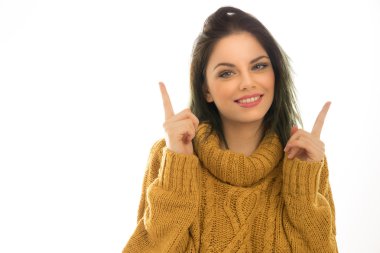 Başını işaret eden güzel esmer
