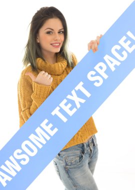 boş bir afiş tutan seksi genç kadın