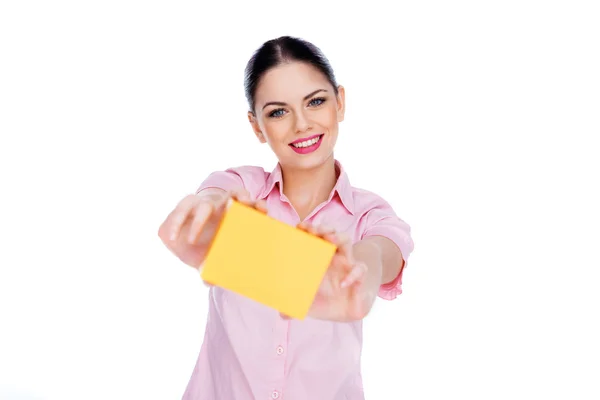Mulher atraente exibindo um cartão em branco — Fotografia de Stock