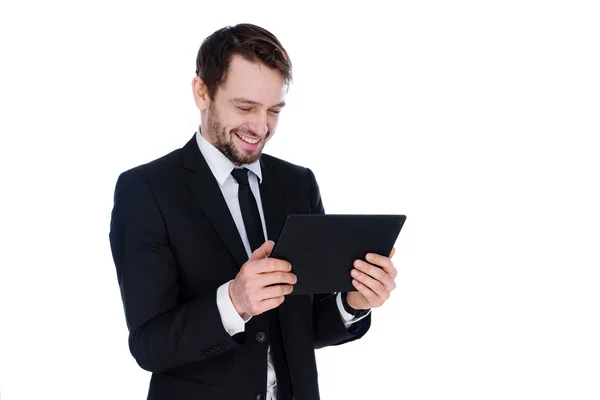 Homme d'affaires souriant en lisant une tablette-pc — Photo