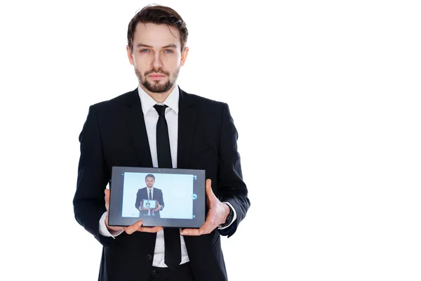 Homem exibindo um tablet portátil — Fotografia de Stock