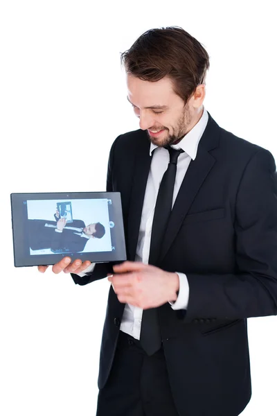 Homem exibindo um tablet portátil — Fotografia de Stock