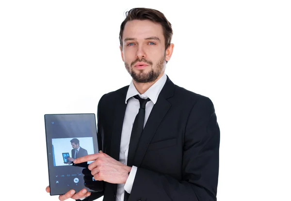Hombre mostrando una tableta portátil — Foto de Stock