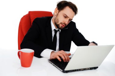 genç işadamı onun laptop üzerinde çalışma