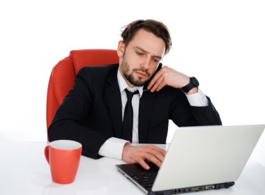 genç işadamı onun laptop üzerinde çalışma