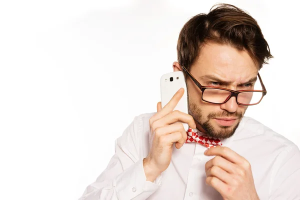 Nørdet forretningsmand taler på en smartphone - Stock-foto