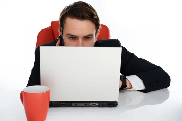 Caucasian businessman talking on phone at his desk — Stock Photo, Image