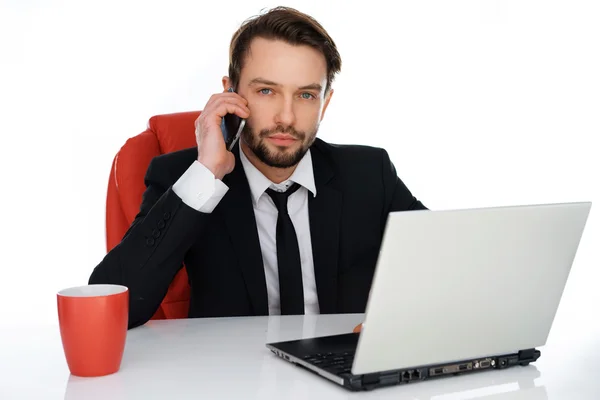 Empresário a atender uma chamada no telemóvel — Fotografia de Stock