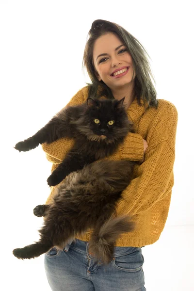 Красива жінка, що носить свого кота — стокове фото