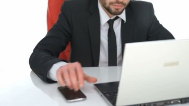 ciddi iş adamı onun laptop çalışma