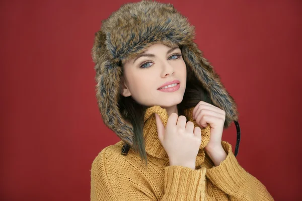 冬のファッションで美しい幸せな若い女性 — ストック写真