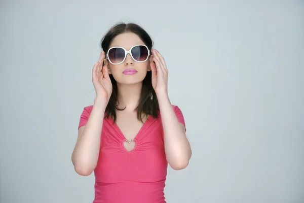 Сексуальна жінка в модних сонцезахисних окулярах — стокове фото