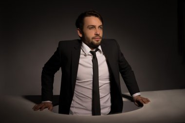 dairesel bir delikten tırmanma işadamı