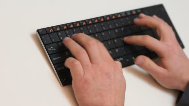 Geschäftsmann tippt auf einer Tastatur — Stockvideo