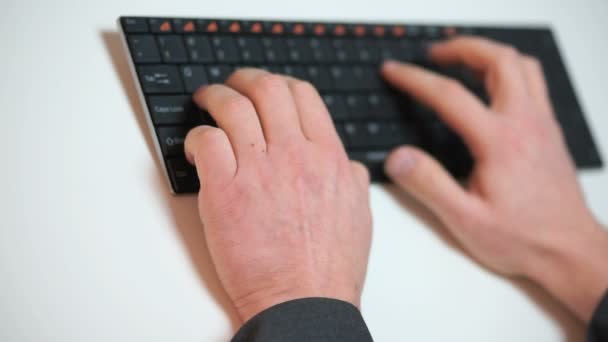 Businessman typing on a keyboard — Stock Video