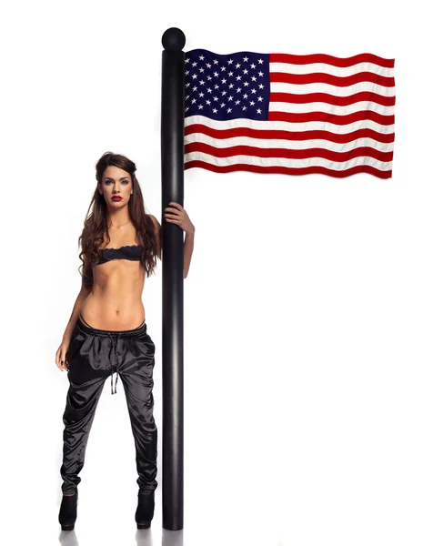 Mujer patriótica sexy con una bandera americana — Foto de Stock