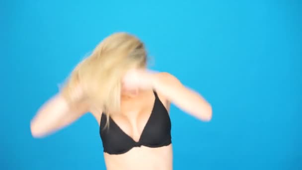 Sexy blond žena nosí černou podprsenku na modré — Stock video