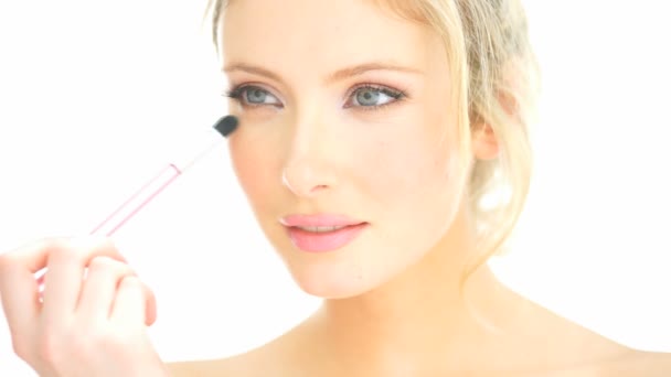 Femme blonde appliquant son maquillage — Video