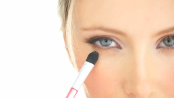 Close-up donna bionda applicando il trucco degli occhi — Video Stock