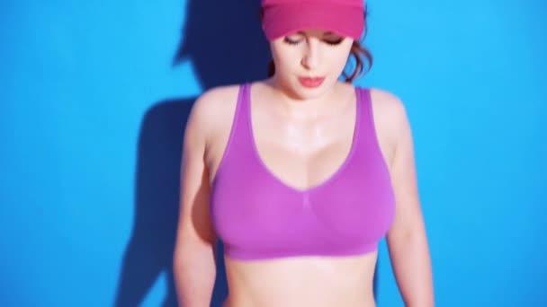 Büyük meme çalışan kadın fitness — Stok video