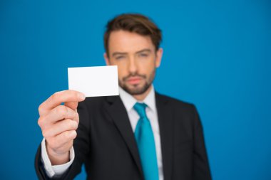 yakışıklı işadamı gösterilen boş kartvizit