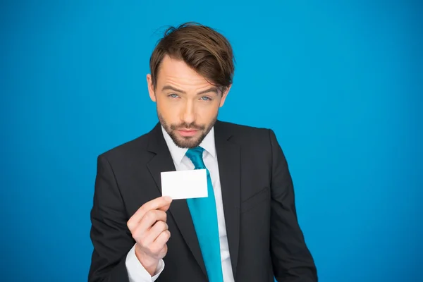 Guapo hombre de negocios mostrando tarjeta de visita en blanco — Foto de Stock