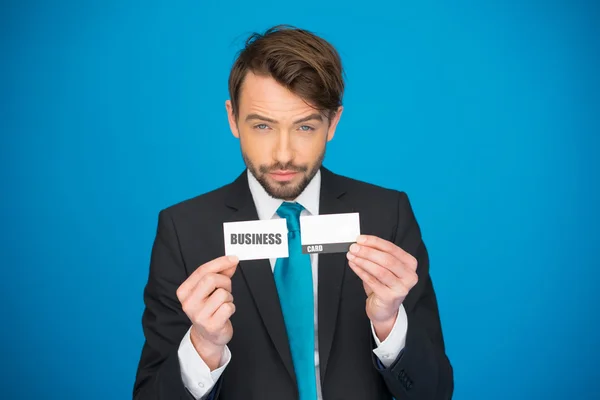 Schöner Geschäftsmann zeigt leere Visitenkarte — Stockfoto