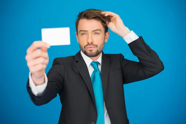 Schöner Geschäftsmann zeigt leere Visitenkarte — Stockfoto