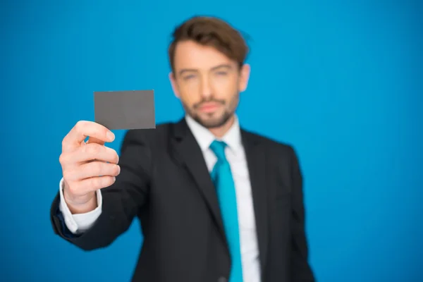 Schöner Geschäftsmann zeigt leere Visitenkarte — Stockfoto