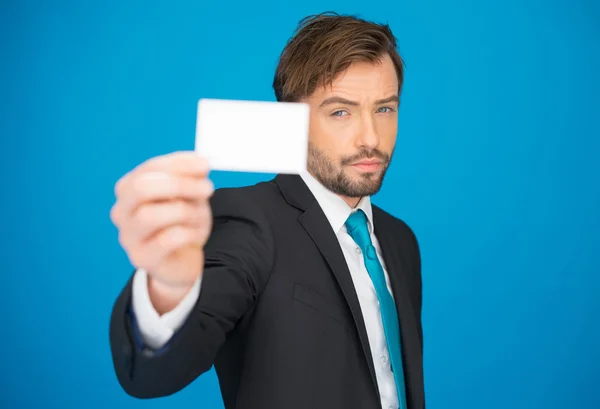 Schöner Geschäftsmann zeigt leere Visitenkarte — Stockfoto