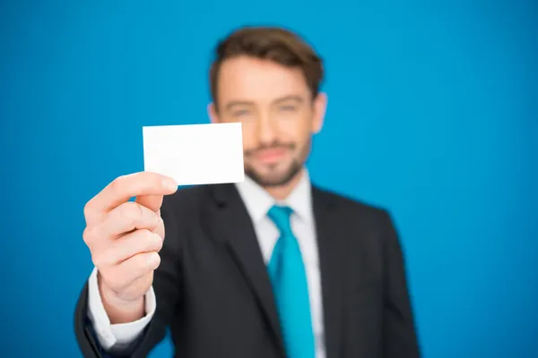 Guapo hombre de negocios mostrando tarjeta de visita en blanco —  Fotos de Stock