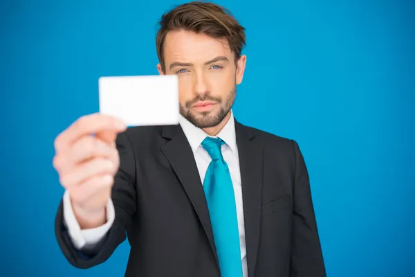 Красивый бизнесмен показывает чистую визитку — стоковое фото