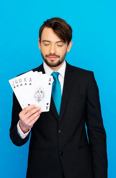 Jovem homem de negócios mostrando cartas de jogo — Fotografia de Stock