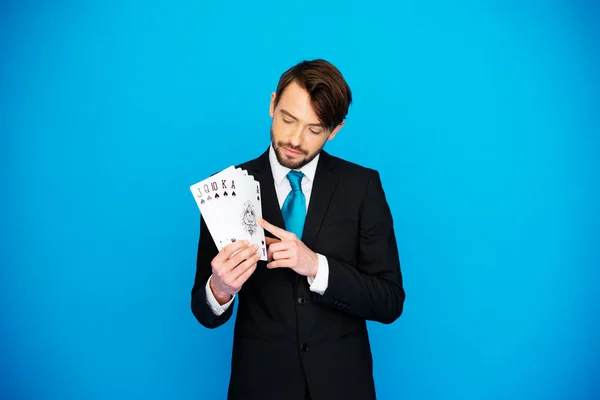 Jovem homem de negócios mostrando cartas de jogo — Fotografia de Stock